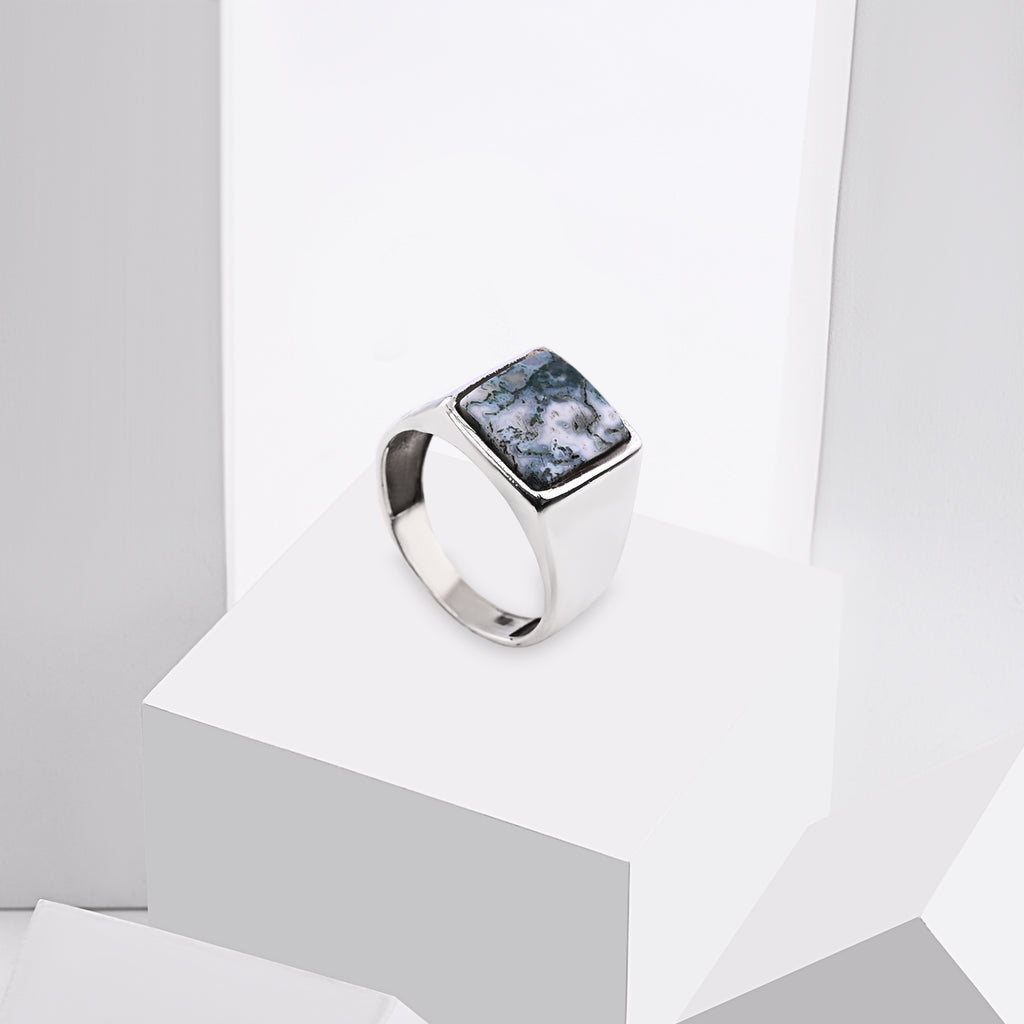 Ring set with an agate stone