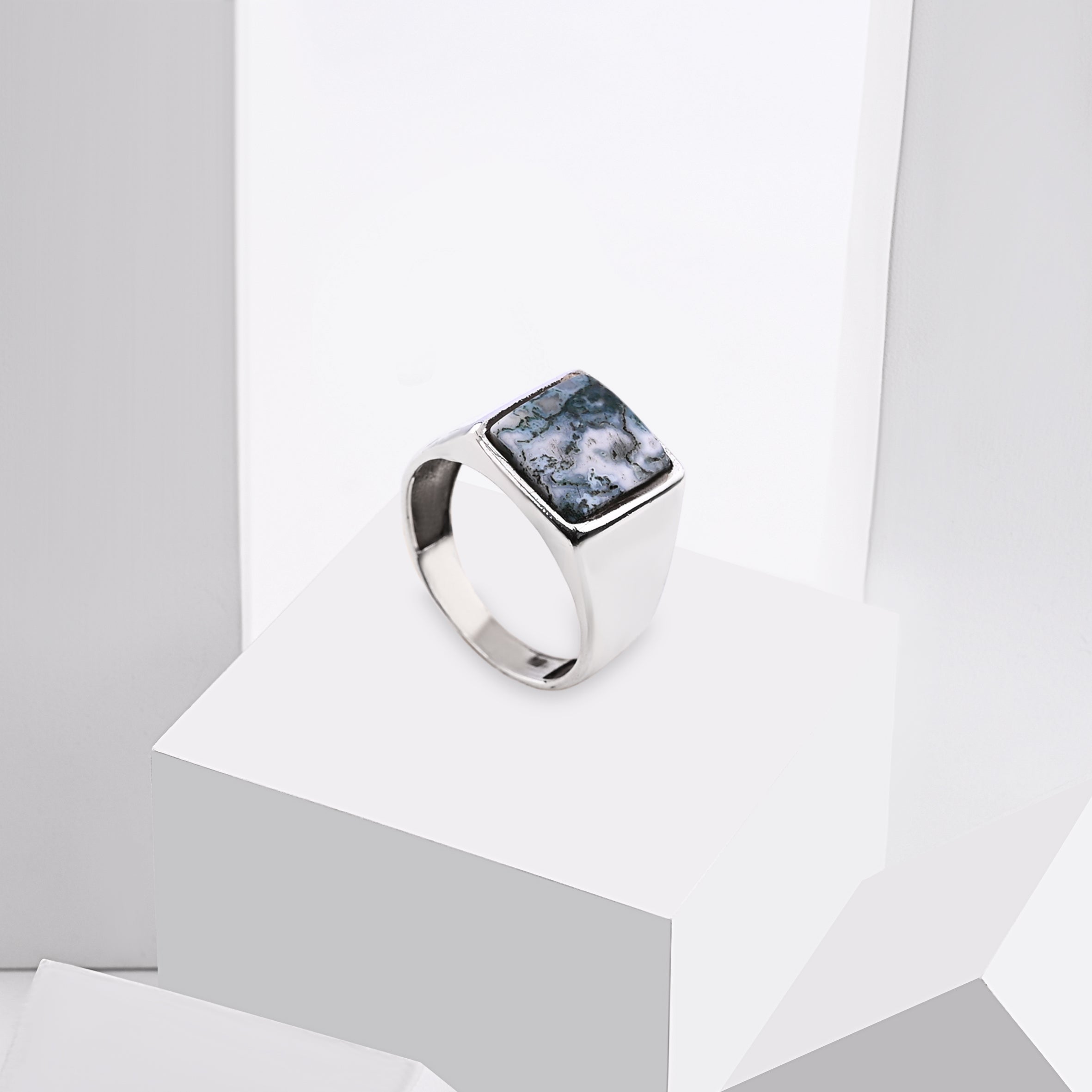 Ring set with an agate stone