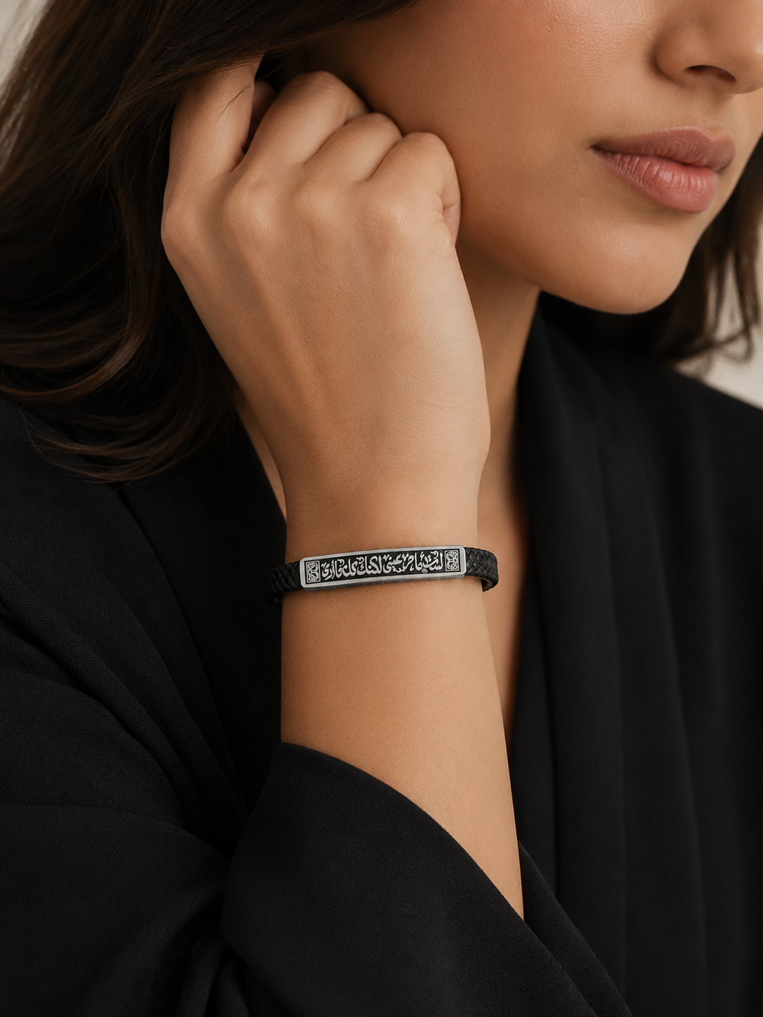 Bracelet لستَ أمام عينِي لكنّكِ كُل مَا أرَى